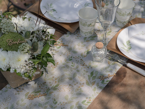 Dekoracja bieżnik na stół z zielonymi listkami - 26 cm x 3 m - 1 szt.