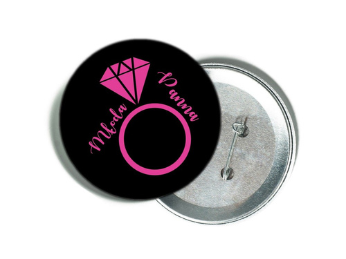 Przypinka czarna z różowym napisem Panna Młoda i pierścionkiem