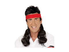 Czerwona opaska sportowa z czarnymi kręconymi włosami