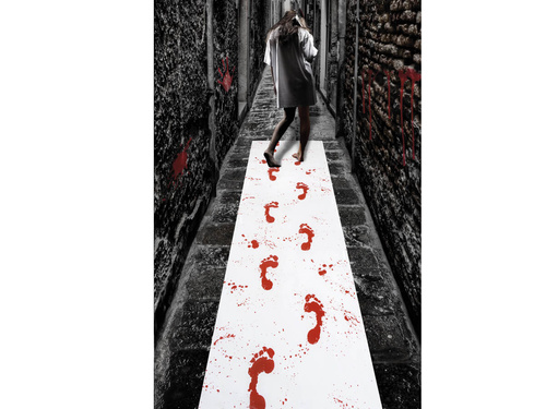 Biały dywan ze śladami zakrwawionych stóp - 450 cm.