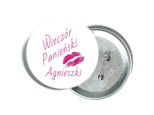Przypinka personalizowana biała z różowym napisem i ustami na Wieczór Panieński