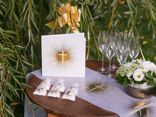 Woreczki z organzy dla gości Krzyż - 7,5 x 10 cm - 6 szt.