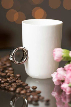 Dwukaratowy kubek - biały ze srebrnym pierścieniem