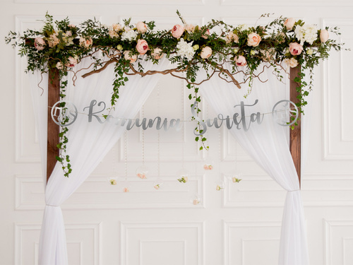 Baner z napisem Komunia Święta srebrny - 140 cm - 1 szt.