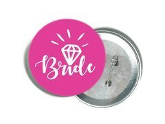 Przypinka różowa z białym napisem Bride i diamentem