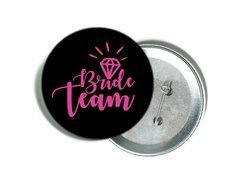 Przypinka czarna z różowym napisem Bride Team i diamentem