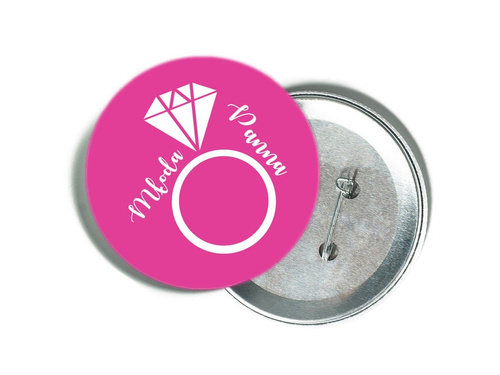 Przypinka różowa z białym napisem Panna Młoda i pierścionkiem