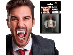 Zęby wampira z krwią na Halloween