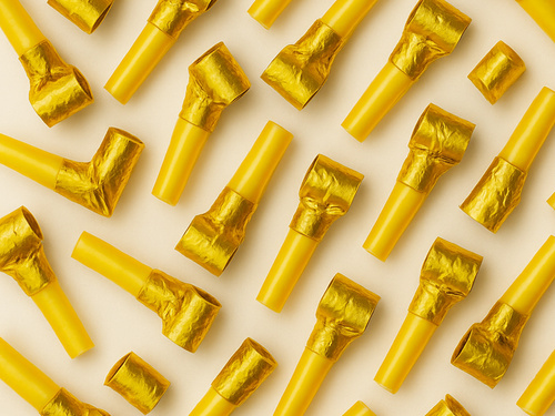 Gwizdki trąbki rozwijane złote - 100 szt.