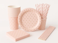 Zestaw urodzinowy w kolorze jasnoróżowym w kropki